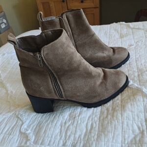 Women's Wild Diva Tan Brown Faux Suede Ankle Boots Zip Up Sz. 8